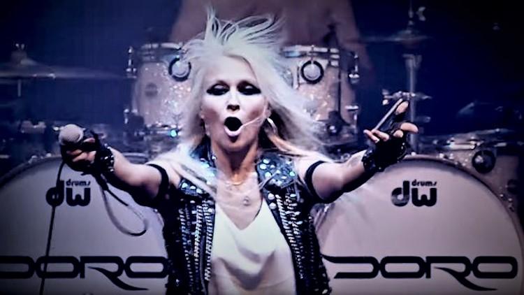 DORO: ΔΙΑΣΚΕΥΑΖΕΙ LIVE TO "ΒREAKING THE LAW" ΤΩΝ PRIEST