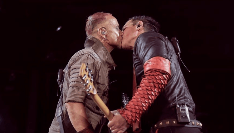 RAMMSTEIN ΠΡΟΚΑΛΟΥΝ ΤΗ ΡΩΣΙΚΗ ΝΟΜΟΘΕΣΙΑ ΜΕ ΕΝΑ ΦΙΛΙ!