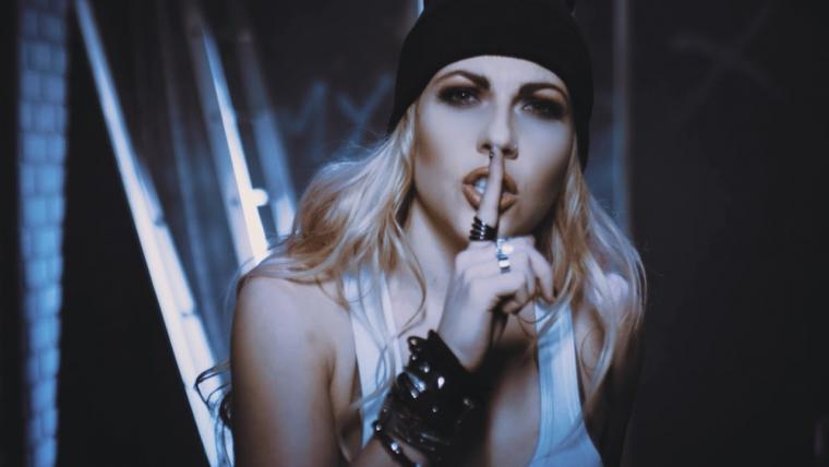 KOBRA AND THE LOTUS: Η ΤΡΑΓΟΥΔΙΣΤΡΙΑ ΑΠΟΚΑΛΥΠΤΕΙ ΟΤΙ ΝΟΣΕΙ