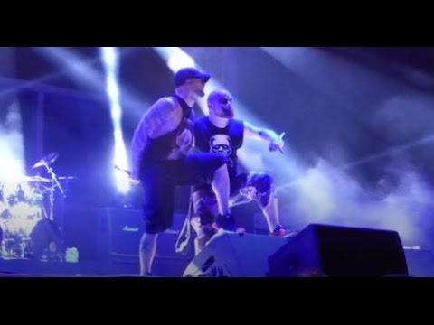 FIVE FINGER DEATH PUNCH ΜΑΖΙ ΣΤΗ ΣΚΗΝΗ ΜΕ ΤΟΝ ΤΡΑΓΟΥΔΙΣΤΗ ΤΩΝ ALL THAT REMAINS